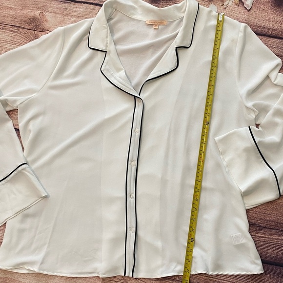 ❤️NEW! Gibson Latimer Pajama Style White Blouse with Black Piping - Picture 9 of 12